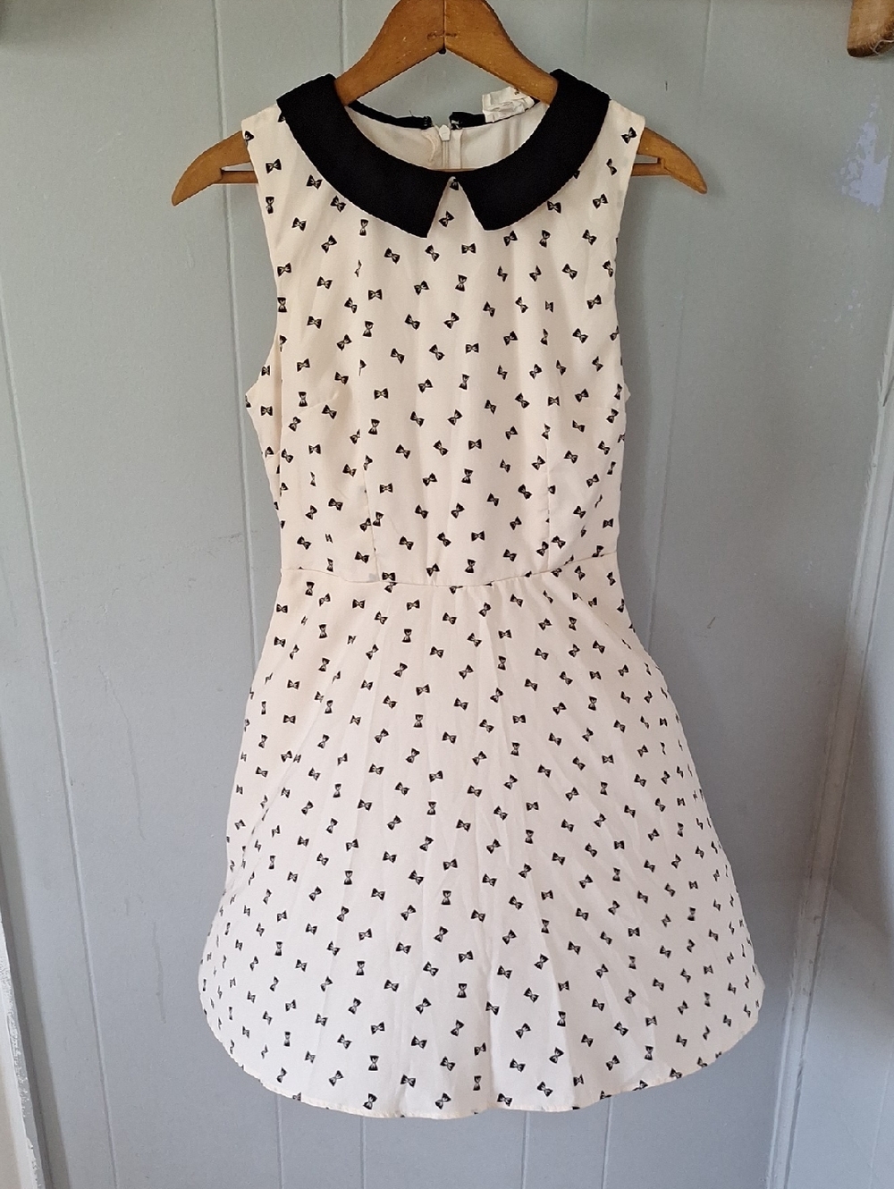 Sleeveless Cream Dress with Black Peter Pan Collar
